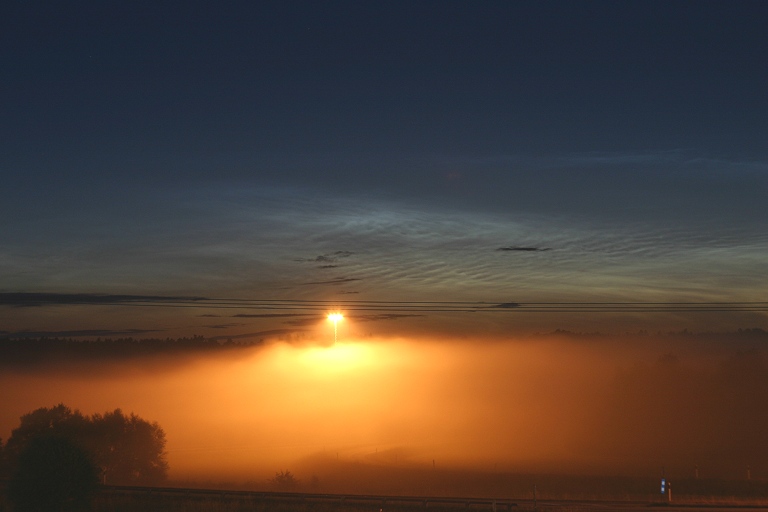 NLC ber Bodennebel / Nebel; NLC above shallow fog / fog